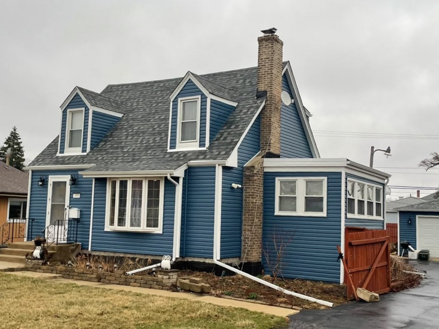 A completed Eagle Star roof on a blue-sided two-storey Chicagoland home